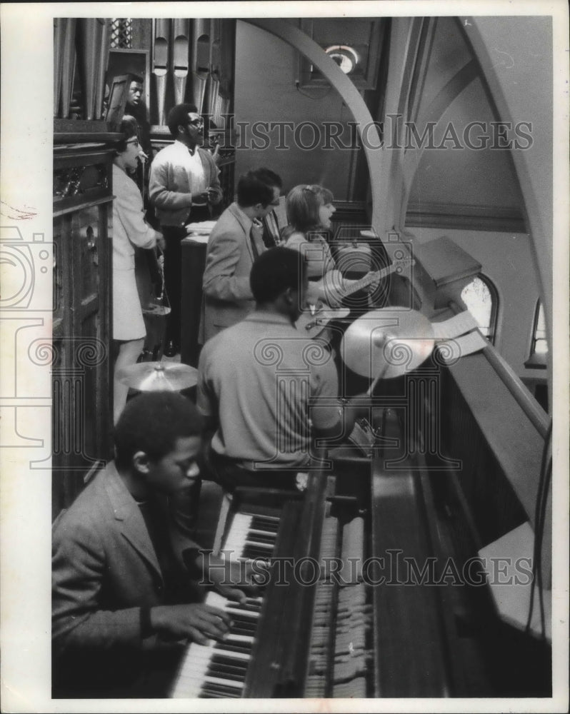 1969 Press Photo &quot;St. Elizabeth Combo&quot; at mass of St. Elizabeth Catholic Church. - Historic Images