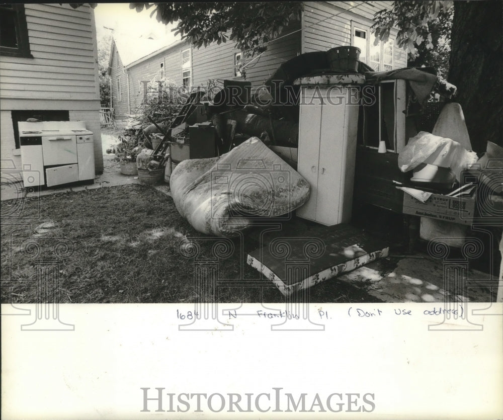 1981 Press Photo Furniture discarded at a Milwaukee residence on N. Franklin Pl - Historic Images