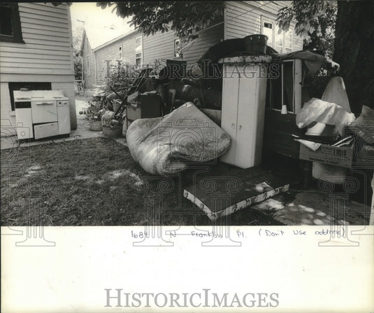 1981 Press Photo Furniture discarded at a Milwaukee residence on N. Franklin Pl - Historic Images