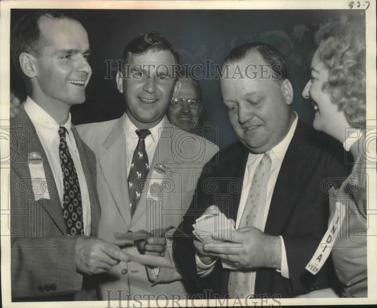 1952 Press Photo Voluntary Assessments Collected from Delegates for Badger Group - Historic Images