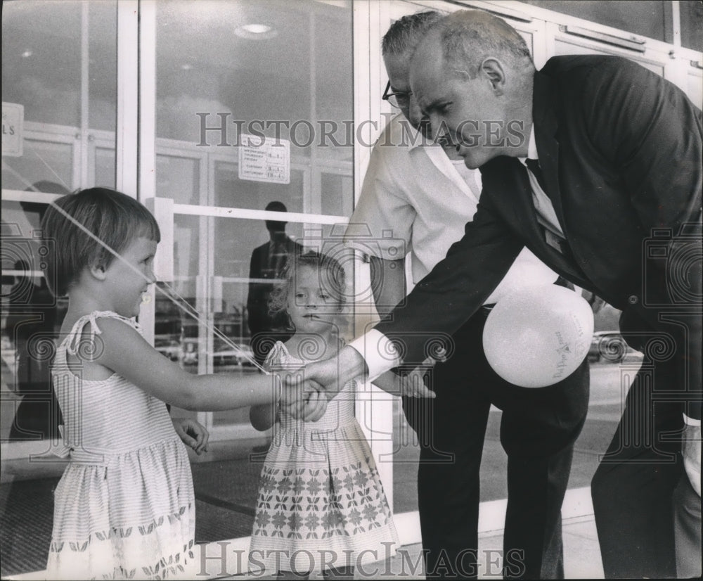 1963 Press Photo William Proxmire Greets Girls and Their Grandfather on Campaign-Historic Images