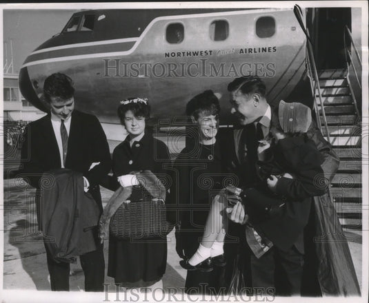 1961 Press Photo Milwaukee Mayor Henry Maier with Family at Airport - mjb40122-Historic Images