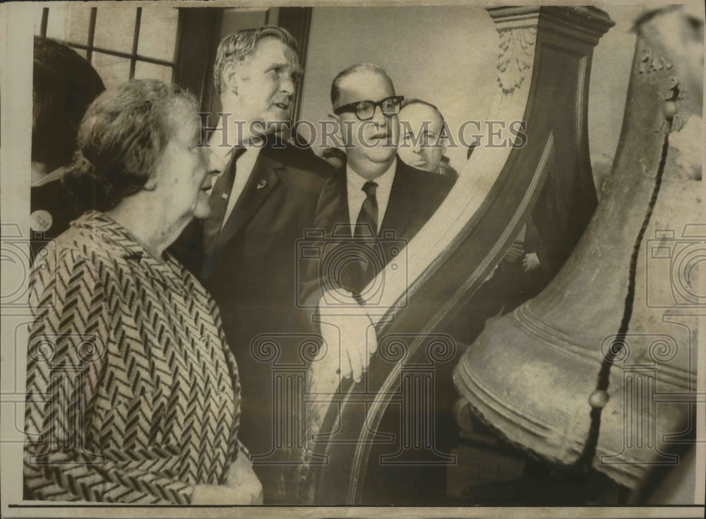 1969 Press Photo Israeli Prime Minister Golda Meir at the Liberty bell. - Historic Images