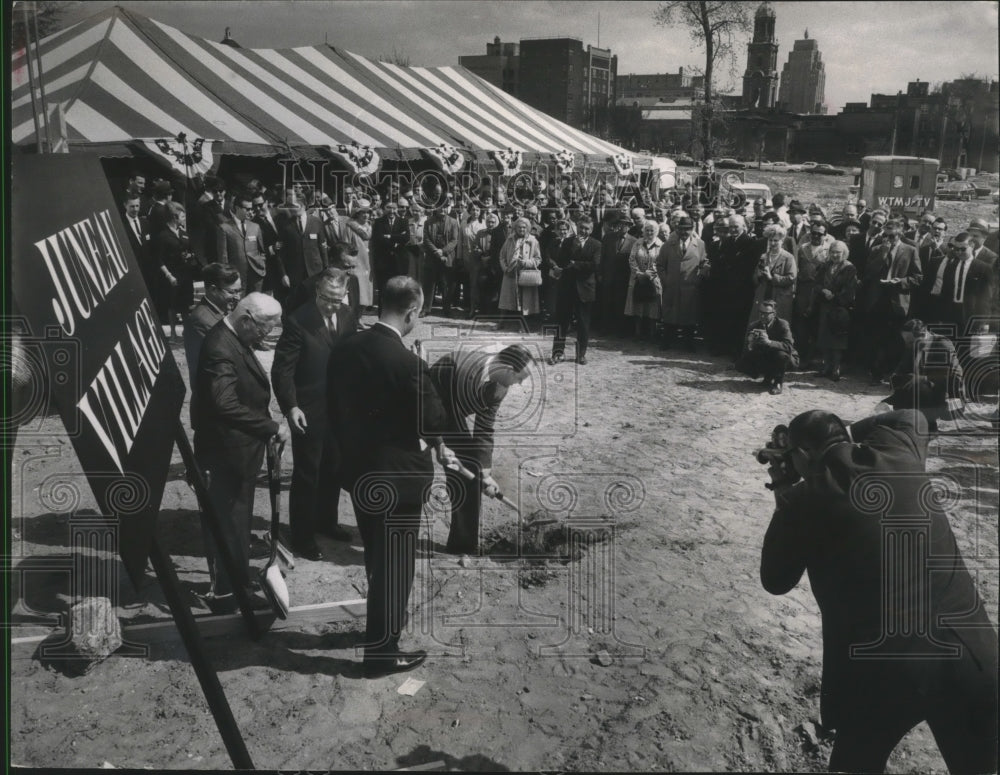 1965 Press Photo Ground was broken to begin the Milwaukee redevelopment plan - Historic Images