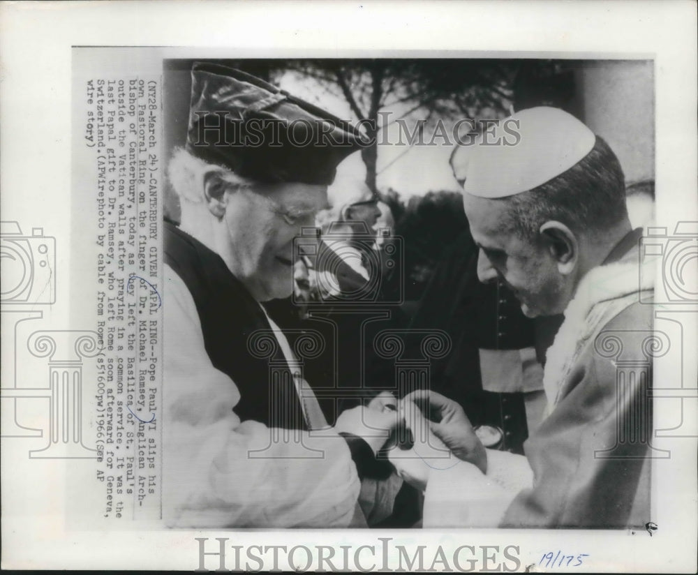 1966 Press Photo Pope Paul VI and Dr. Michael Ramsey, slips ring on finger, Rome - Historic Images