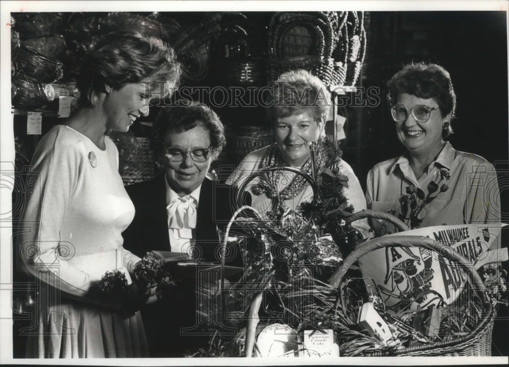 1989 Press Photo Cole&#39;s Floral Supplies fills raffle baskets for fundraiser - Historic Images