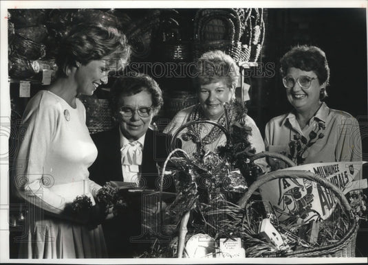 1989 Press Photo Cole's Floral Supplies fills raffle baskets for fundraiser - Historic Images