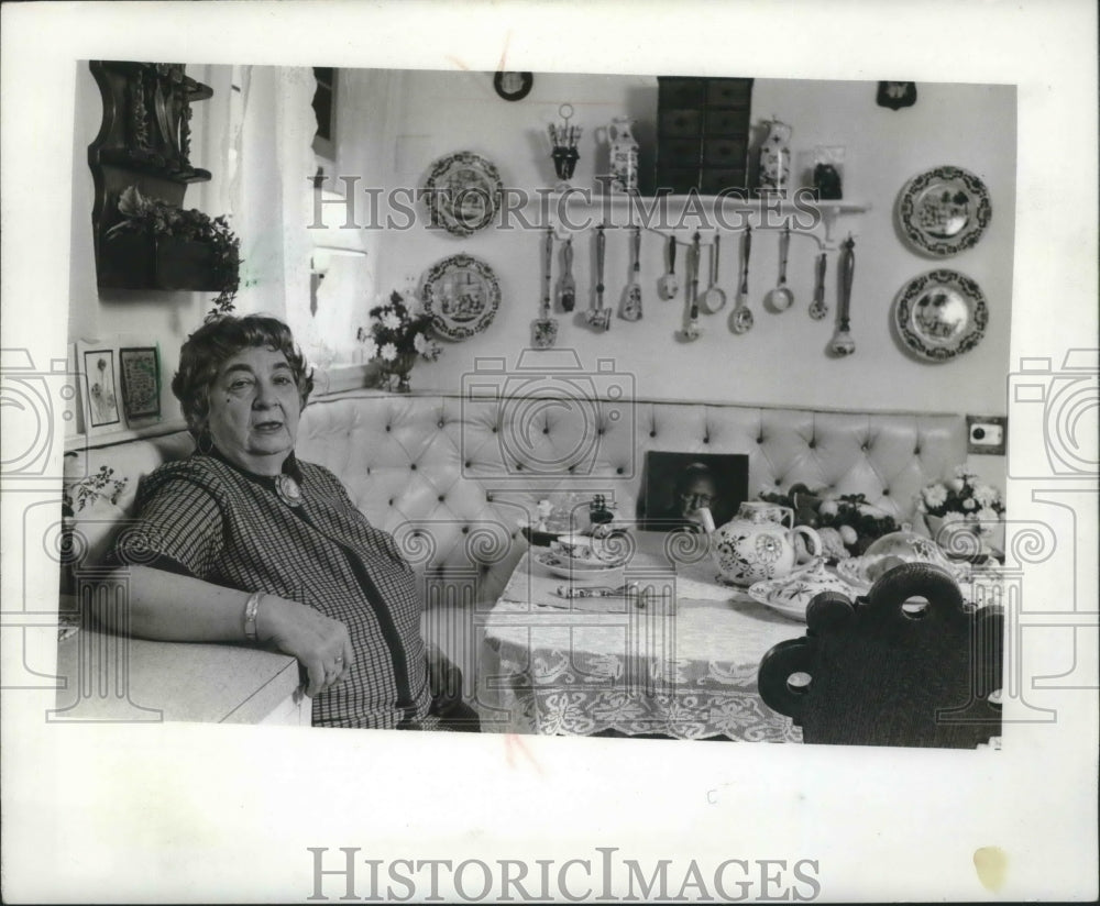 1976 Press Photo Mrs. Karl Ratzach Sr. sits in her kitchen with tea set - Historic Images