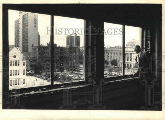 1987 Press Photo Energy-efficient windows in downtown Milwaukee building - Historic Images