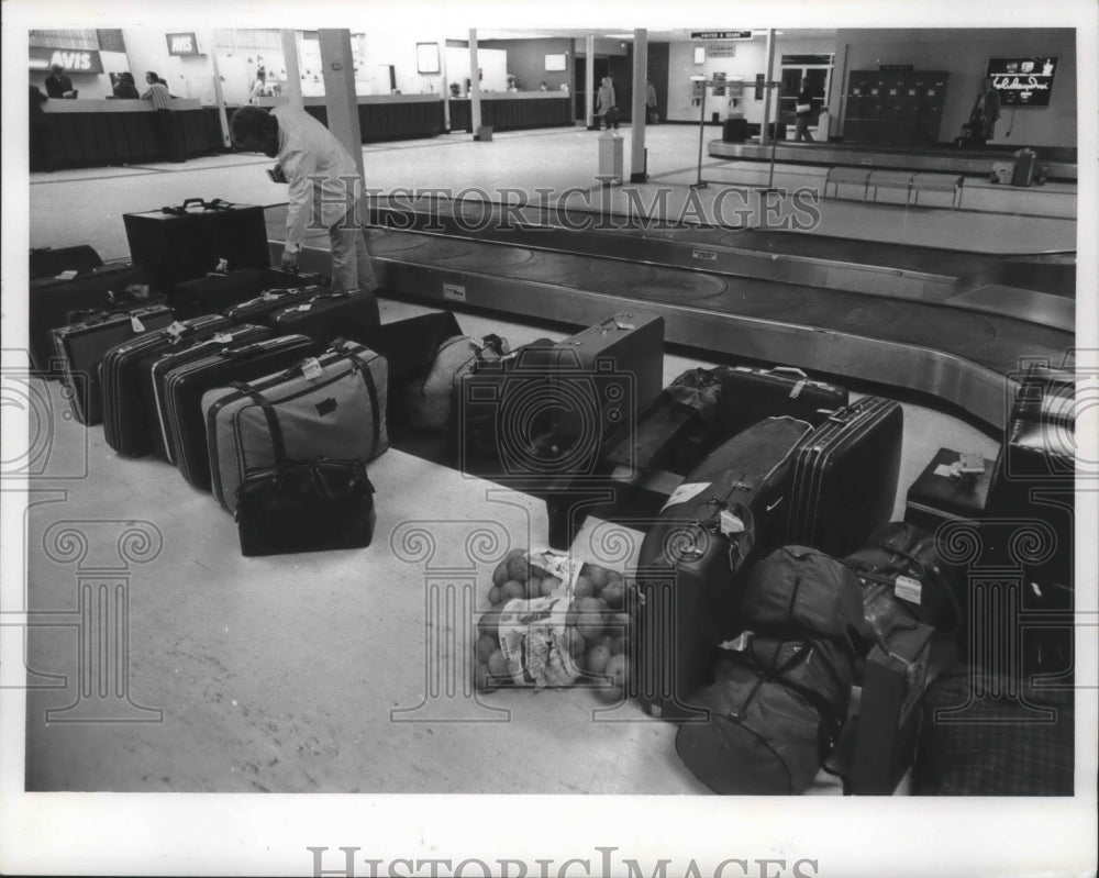 1974 Press Photo Mitchell Field, Milwaukee, Wisconsin, ternminal interior - Historic Images