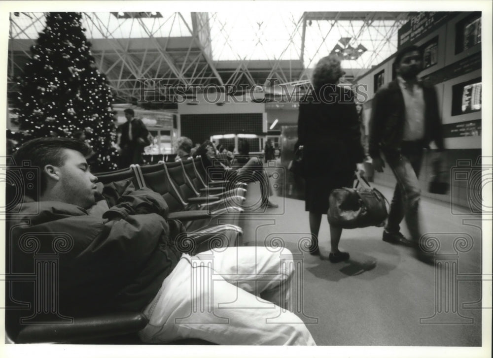 1993 Press Photo Brian Hickey of Milwaukee Naps at Mitchell Airport - mjb41045 - Historic Images