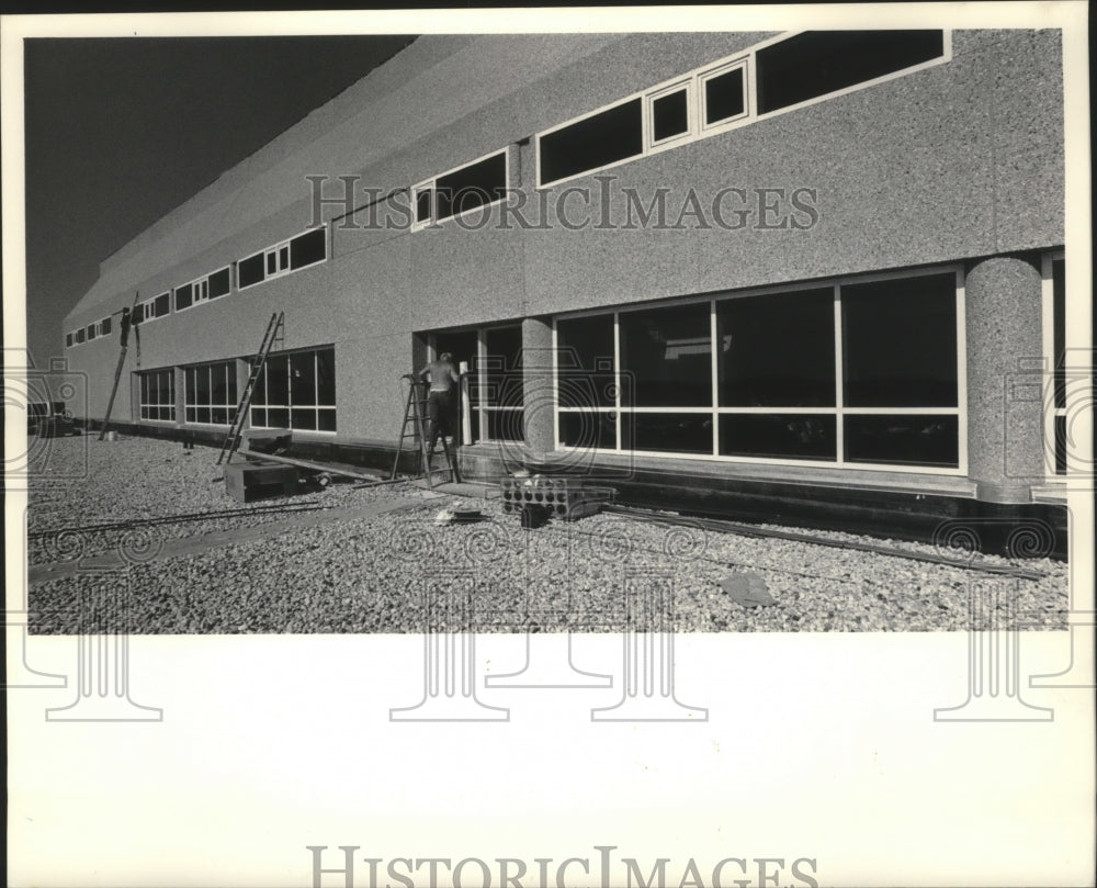 1984 Press Photo Concessions Building at Mitchell Airport in Milwaukee - Historic Images