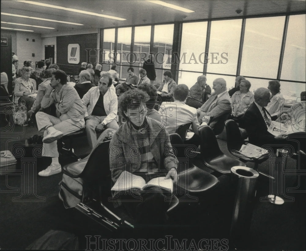 1981 Press Photo Passengers waited for a flight at Michell Field in Milwaukee. - Historic Images