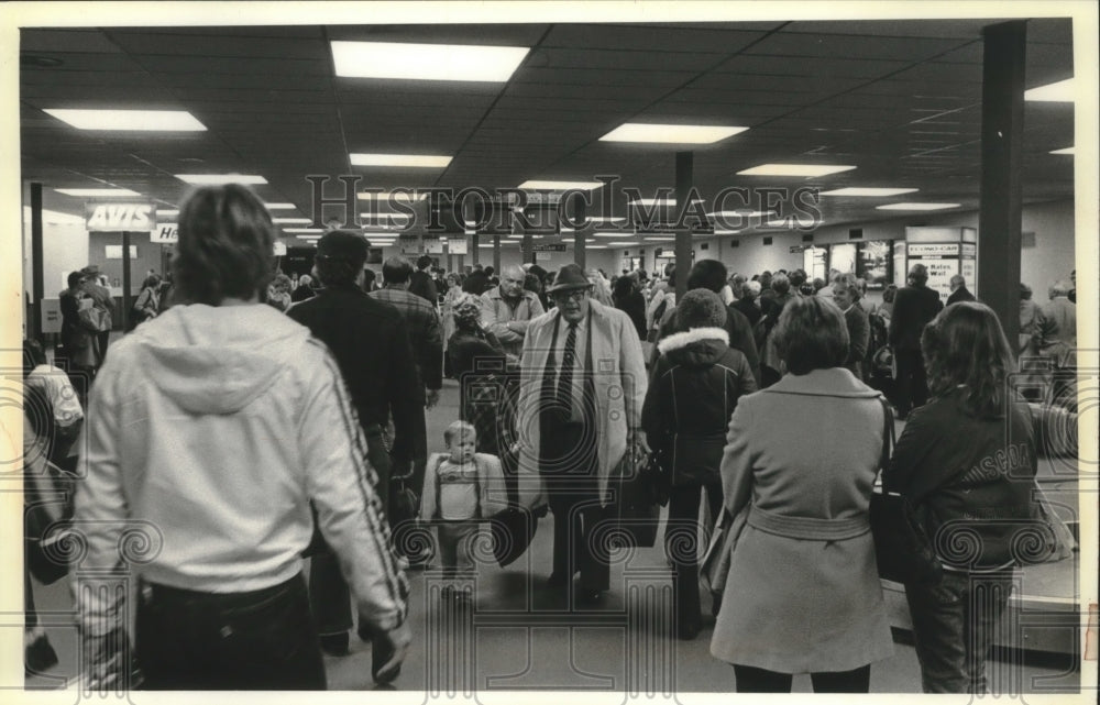 1980 Press Photo Passengers in corridors at Mitchell Field in Milwaukee. - Historic Images