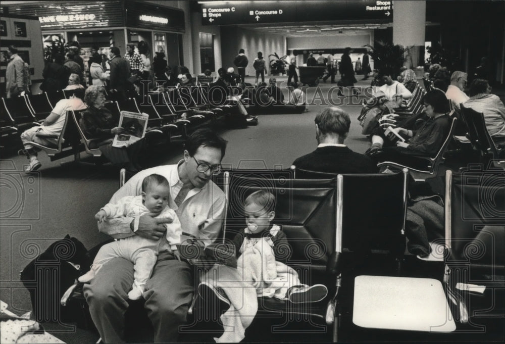 1989 Press Photo Curtis Weinstein with his children waiting for a flight - Historic Images