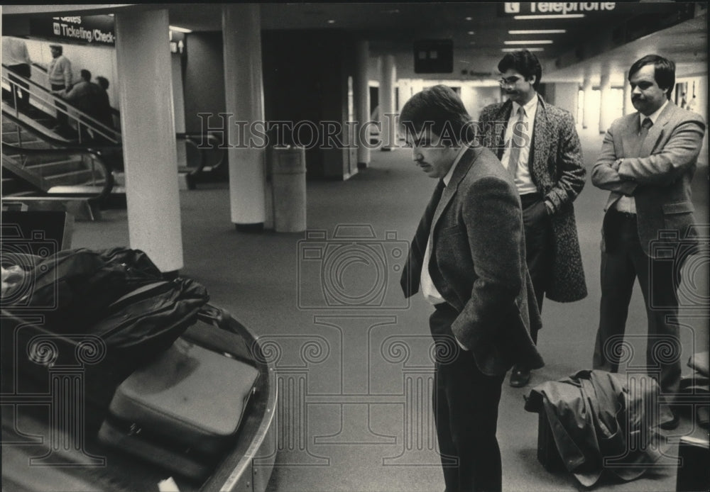 1987 Press Photo Brad Cirricione Waits For His Lost Luggage At Mitchell Airport - Historic Images