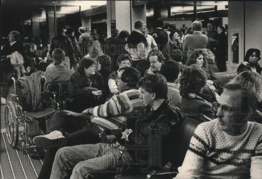 1988 Press Photo Departures at Mitchell Airport, Milwaukee - mjb41113 - Historic Images