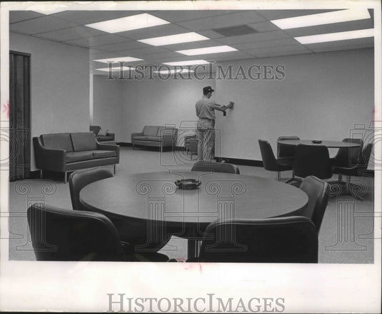 1966 Press Photo Ivan Schultz in the new assembly room in Milwaukee courthouse - Historic Images