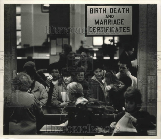 1989 Press Photo busyregister of deeds office in the Milwaukee County Courthouse - Historic Images