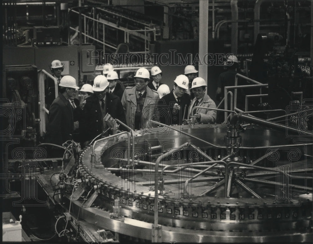 1988 Press Photo Shanghai Light Industry Bureau inspects Miller Brewing Co. - Historic Images