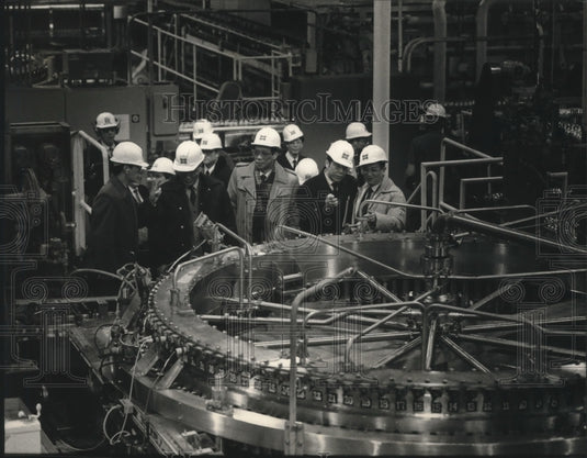 1988 Press Photo Shanghai Light Industry Bureau inspects Miller Brewing Co. - Historic Images