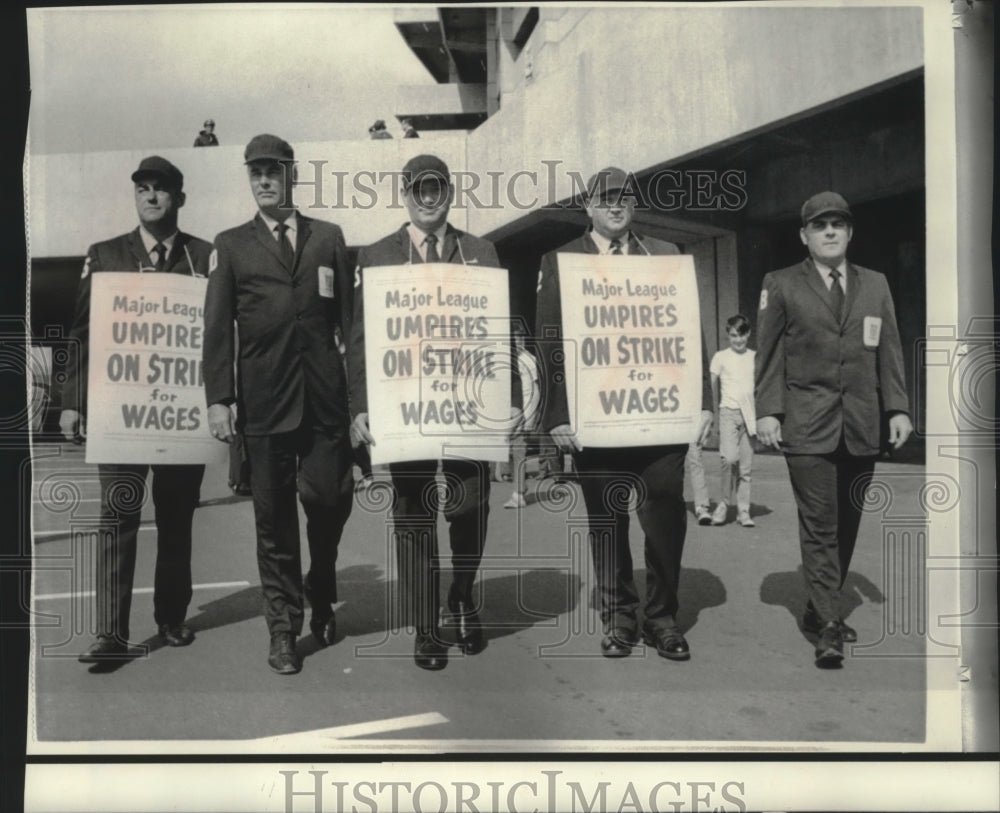 1970 Press Photo NL Umpires picket outside Three Rivers Stadium, Pittsburgh, Pa. - Historic Images