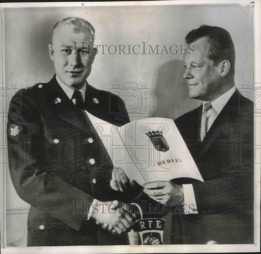 1964 Press Photo Willie Brandt honors SP4 Han Puhl for heroism, East Berlin-Historic Images