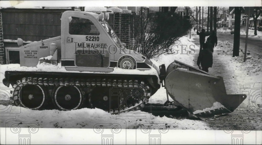 1972 Press Photo A worker on a Bombardier clearing snow in Milwaukee. - Historic Images