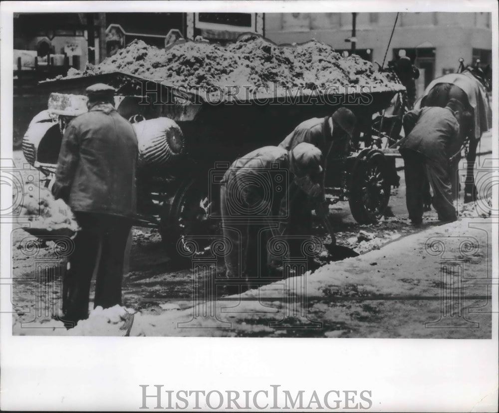 1931 Press Photo Milwaukee&#39;s Department of Public Works clearing snowy streets - Historic Images