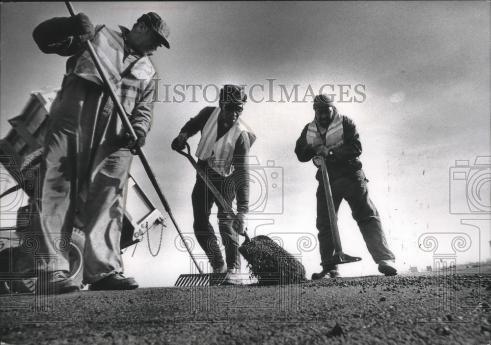 1974 Press Photo Division of Street Maintenance crews fix potholes in Milwaukee-Historic Images