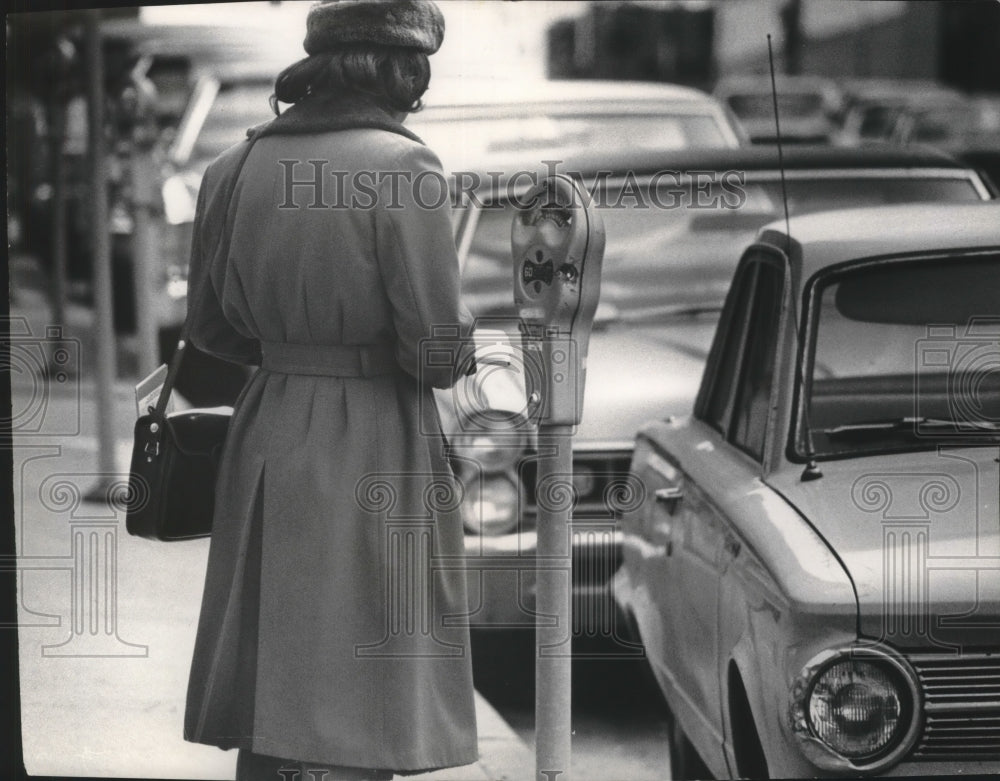 1993 Press Photo Woman Returns to Car to Find Expired Parking Meter - Historic Images