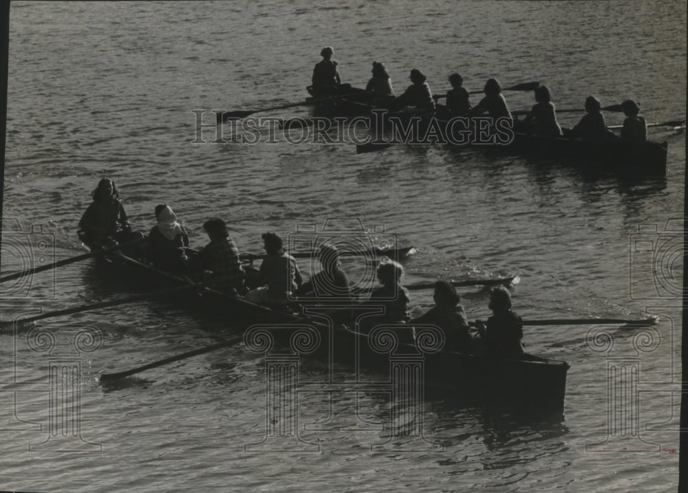 1944 Press Photo Milwaukee-Downer College Girls Row on Milwaukee River- Historic Images