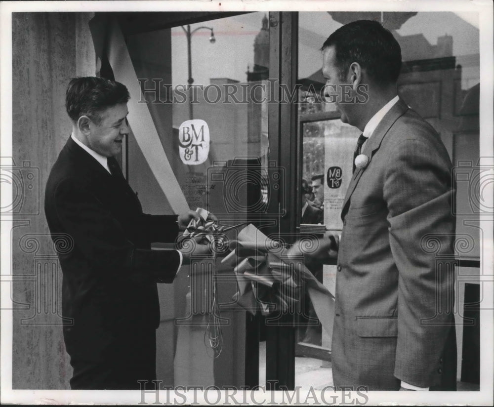 1966 Press Photo Mayor Maier Ribbon Cutting to Open Bank of Milwaukee &amp; Trust Co-Historic Images