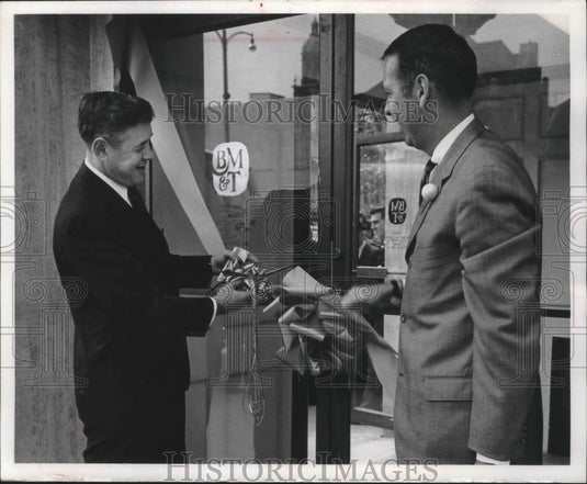 1966 Press Photo Mayor Maier Ribbon Cutting to Open Bank of Milwaukee & Trust Co-Historic Images