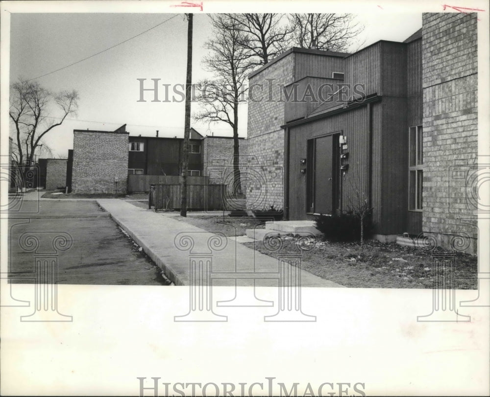 1975 Press Photo New House on W. Cherry St. Part of Midtown Conservation Project - Historic Images