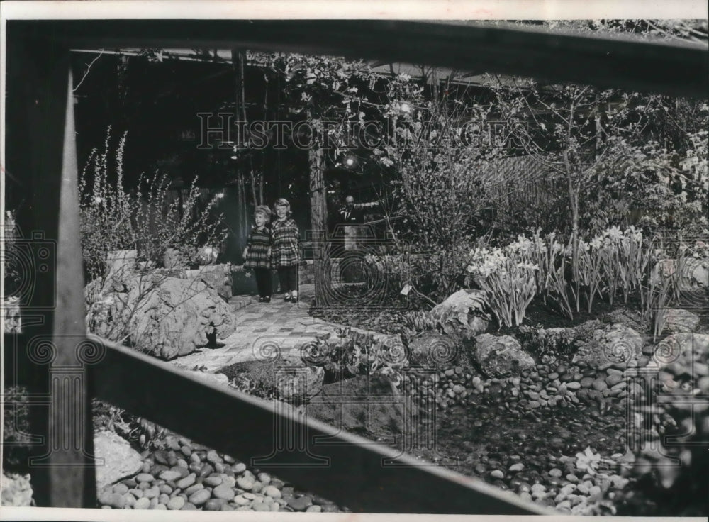 1957 Press Photo young girls in Midwest Flower &amp; Garden Show at State Fair Park - Historic Images