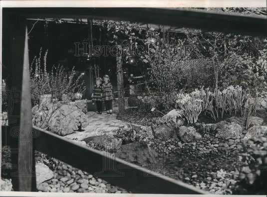 1957 Press Photo young girls in Midwest Flower & Garden Show at State Fair Park - Historic Images