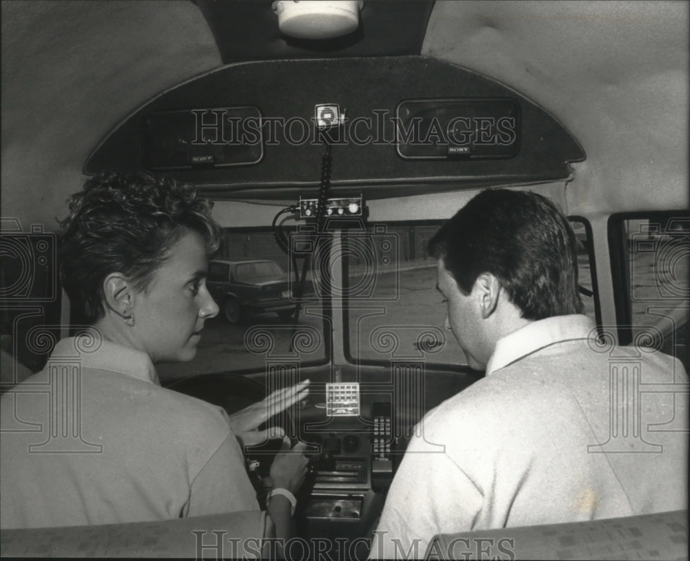 1990 Press Photo Crista Wilson drives the Oscar Meyer Wienermobile - Historic Images