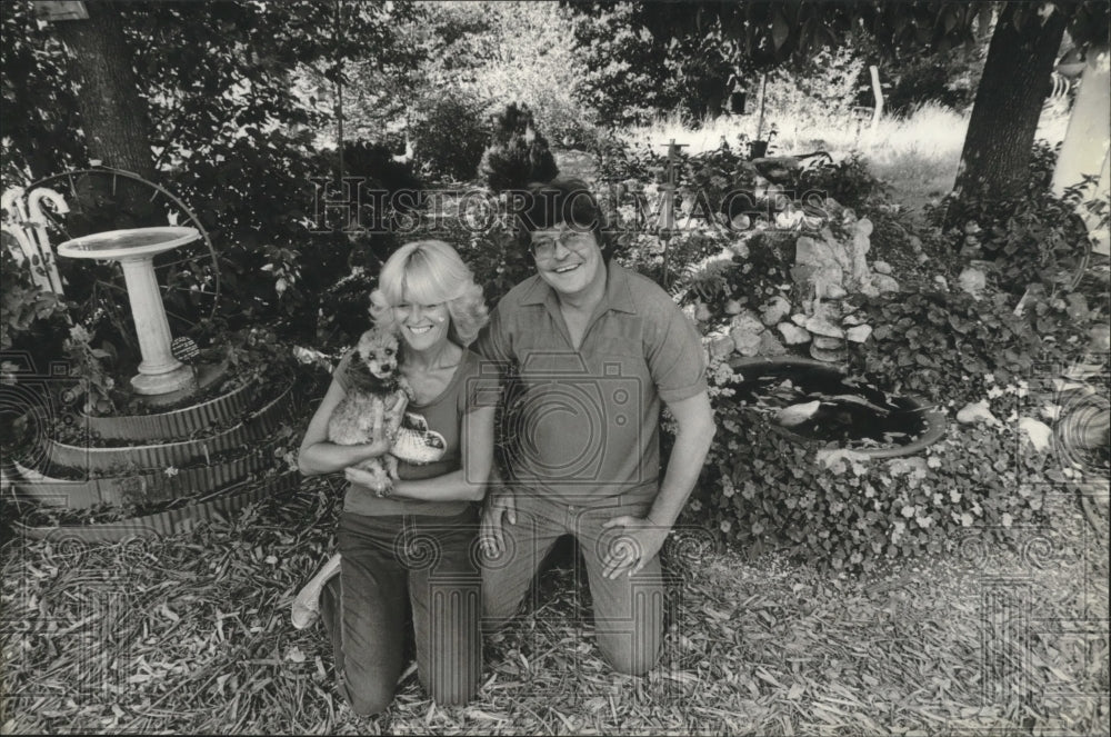 1981 Press Photo Tom &amp; Barb Mihalko with dog in their Backyard Wildlife Habitat. - Historic Images