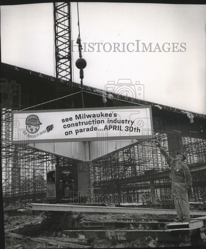 1966 Press Photo Marvin Bonek, Milwaukee Construction Superintendent Places Sign-Historic Images