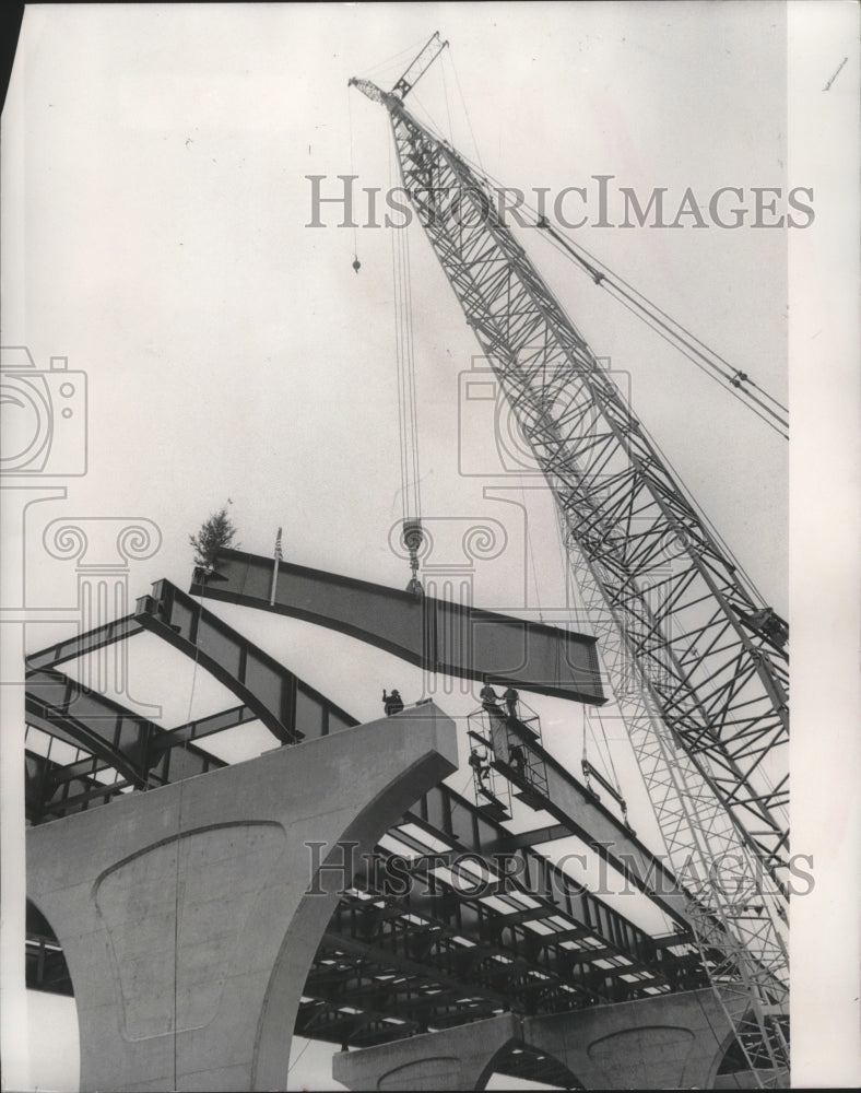 1972 Press Photo Last girder set during Harbor Bridge construction in Milwaukee - Historic Images