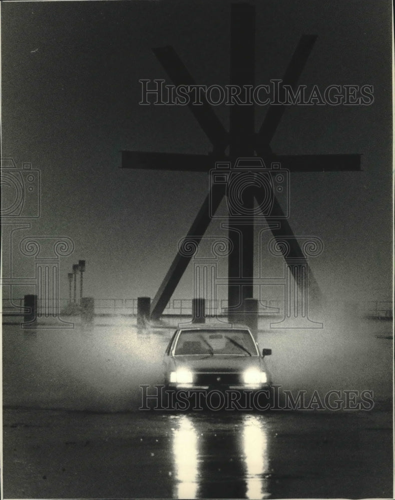 1986 Press Photo Mark Di Suvero's sunburst sculpture on a rainy day at Marquette - Historic Images