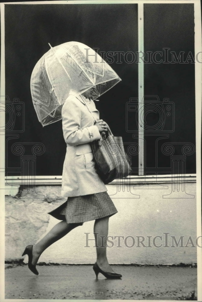 1987 Press Photo Milwaukee pedestrian with umbrella braves rain - mjb41967 - Historic Images