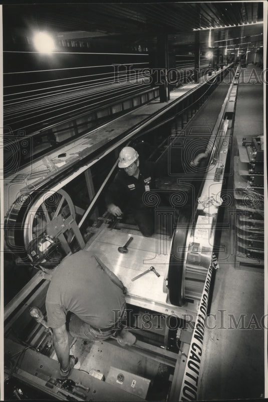 1991 Press Photo Mitchell Field's moving sidewalk under construction, Milwaukee - Historic Images