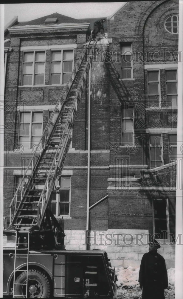 1968 Press Photo Milwaukee Fire Department Equipment removing ice from roof - Historic Images