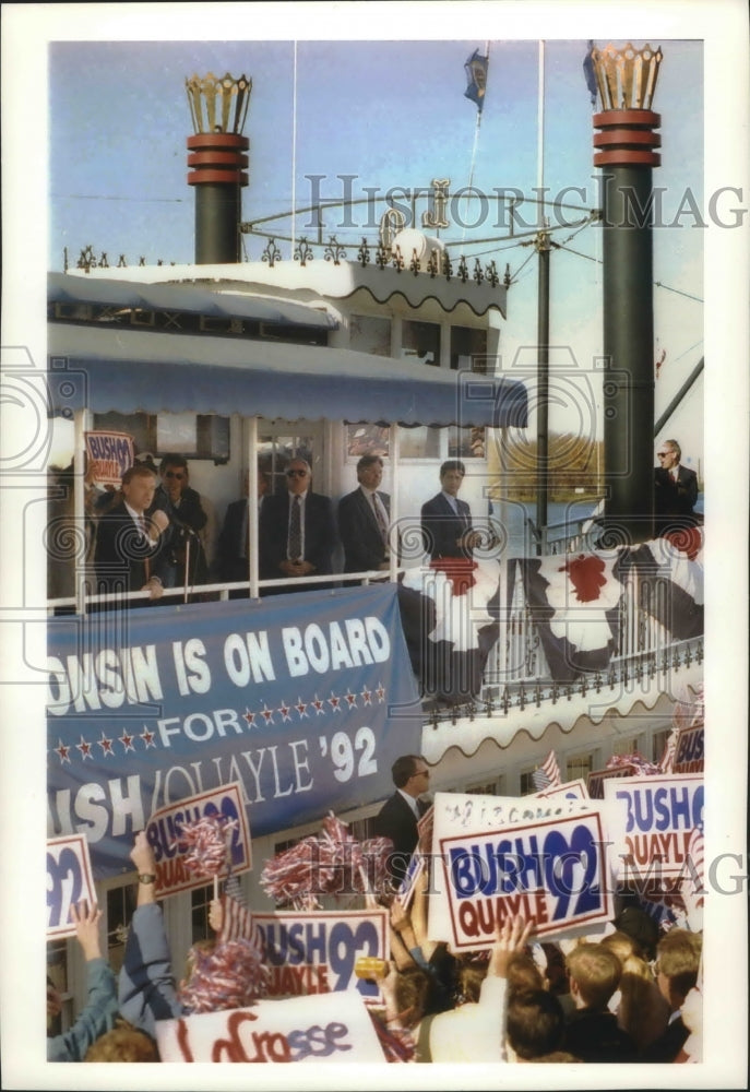1992 Vice President Dan Quayle campaigns in La Crosse via riverboat-Historic Images