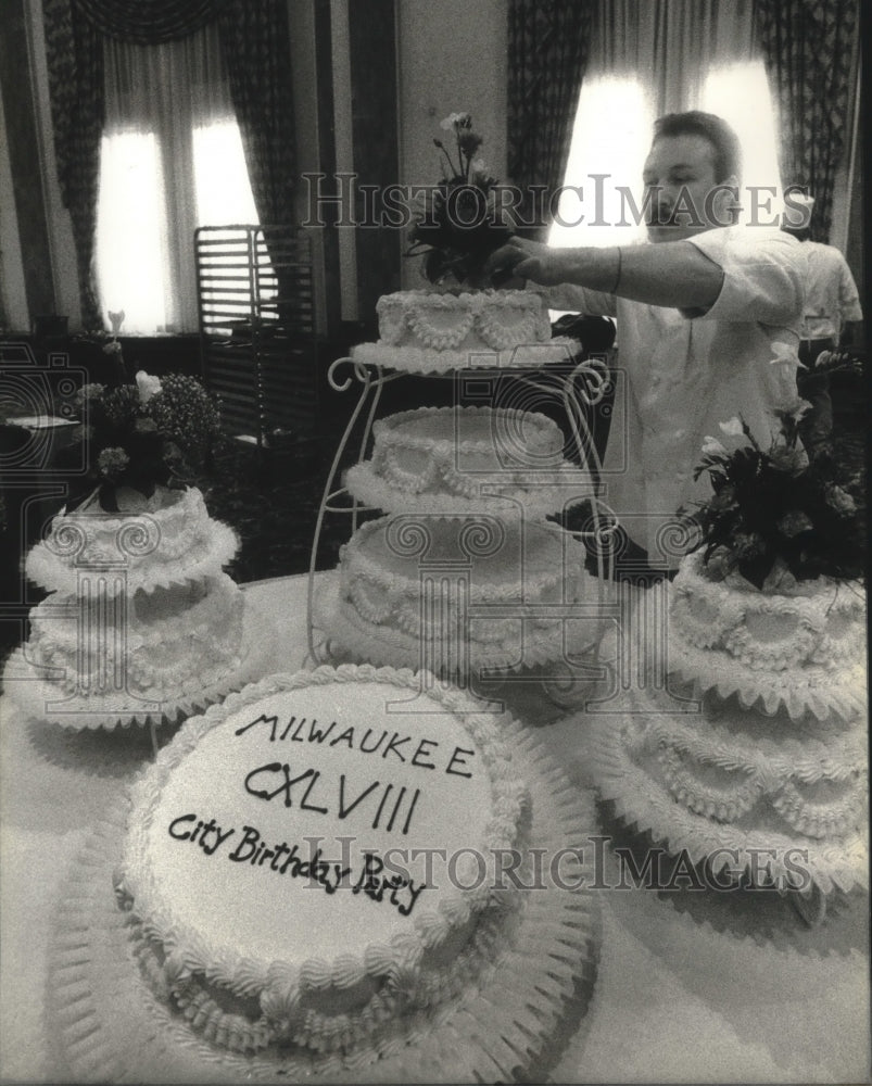 1994 Press Photo Milwaukee Pastry chef, Mark Berggren, doing finishing touches. - Historic Images