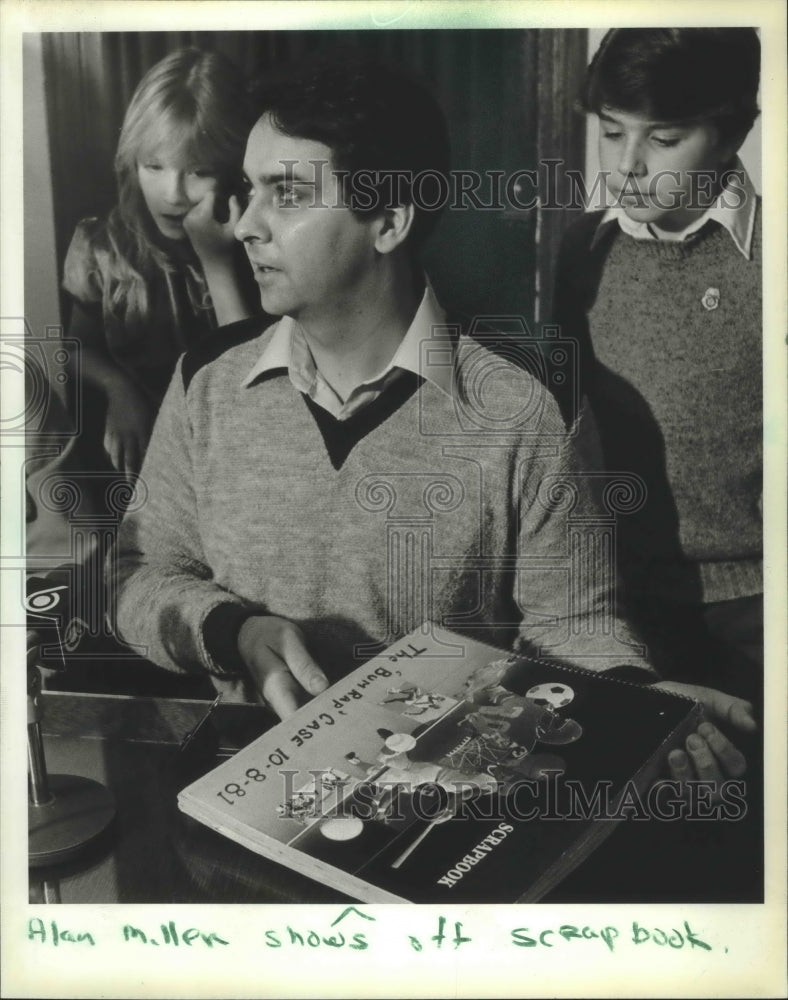 1982 Press Photo Allan Miller displays scrapbook with children. - mjb42213 - Historic Images