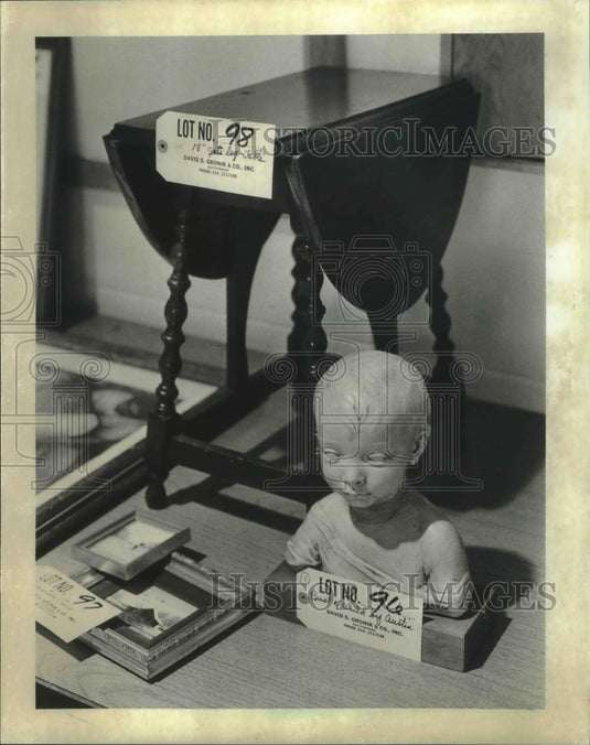 1982 Press Photo Items at public auction at Milton College in President's house - Historic Images