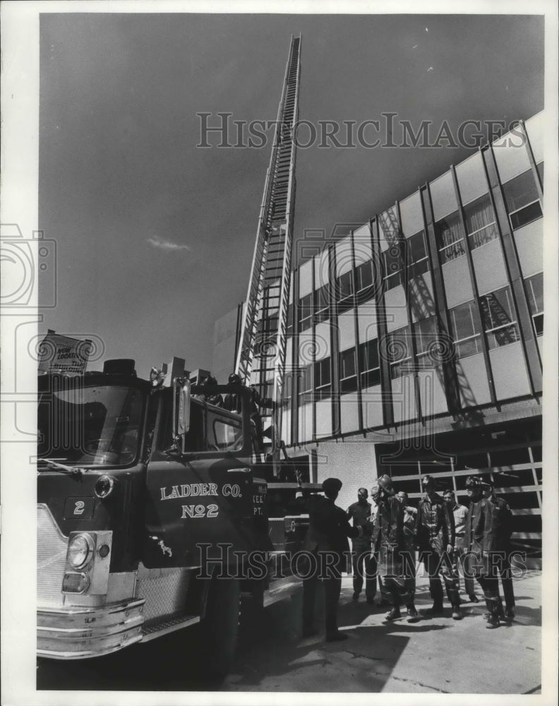 1972 Press Photo Ladder Company 2 with extended ladder truck in Milwaukee - Historic Images